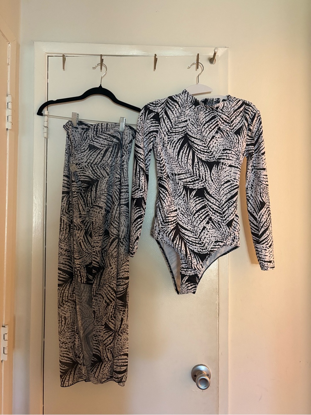 Black & White Leaf-Print Sleeve swimsuit